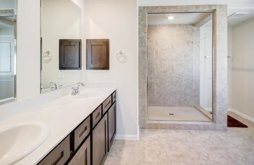 Meticulously-maintained 3-BR Townhouse w/ Backyard ~ Double-Story! - Foto 7