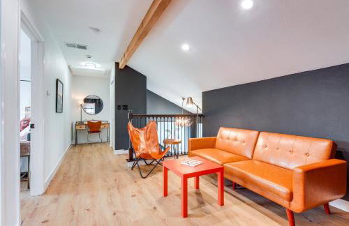 Modern Fischer House with Deck, Fire Pit and Hot Tub! - Foto 13