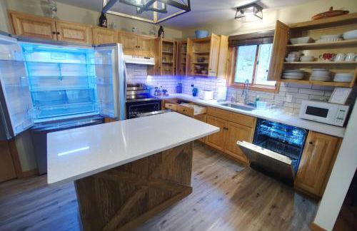 Serenity Falls - Stylish 4Bdr Mountain Retreat, Hot Tub, Pool - Foto 40