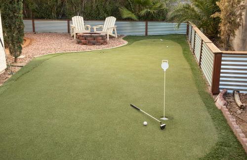 Comfy Expansive Home - Near the Strip - Heated Pool - Foto 47