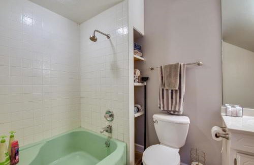 Large Home with Game Room, 4 Mi to Mississippi River - Foto 23