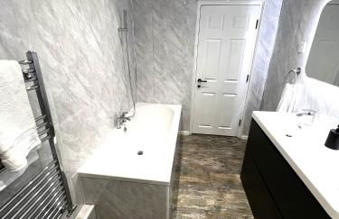 Smugglers - Sea Front - Parking - Sea Views - Balcony - 2 luxury kingsize beds - Foto 27