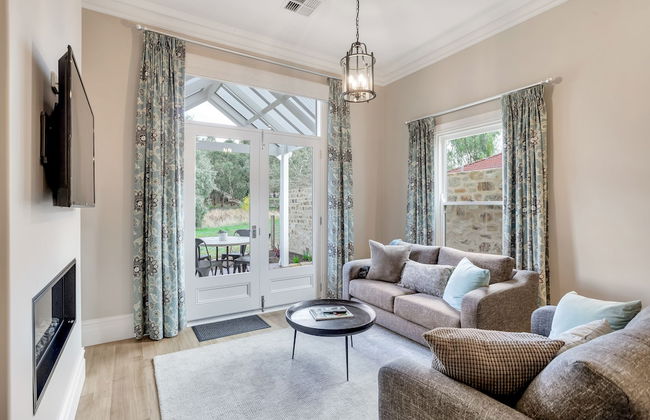 Grandview Accommodation - The Elm Tree Apartments - Photo 30