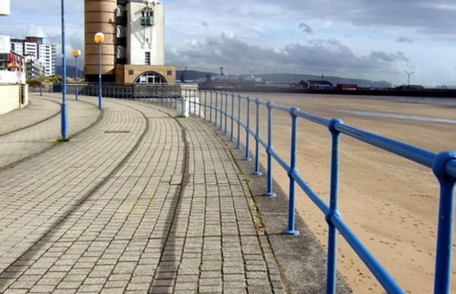 Sea Breeze Retreat in Swansea - Photo 28