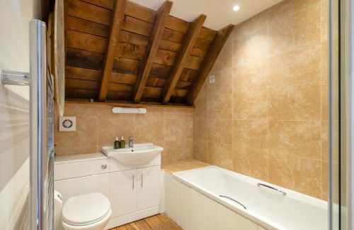 Willowberry Barn - Exclusive Home with Hot Tub - Photo 38