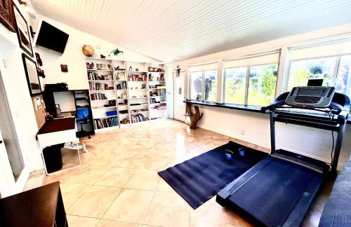 Artistic Retreat, King Suite with Private Balcony! - Foto 37