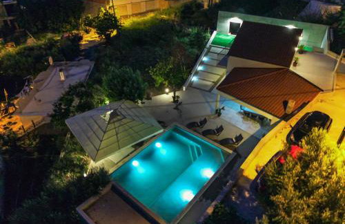 Mediterranean Oasis Seaside Villa with Pool - Foto 44