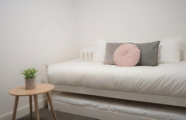 Luxury 1 Bedroom 1 Study With 1 Parking - Photo 4