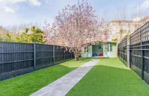 4-Bedroom Seafront House in Southend Sea Views - Pass the Keys - Foto 1