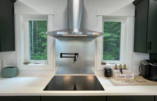 Luxe Modern Lakefront Oasis - Hot Tub, Sunset Views, Pet & Family Friendly! Close to UMF! - Foto 28