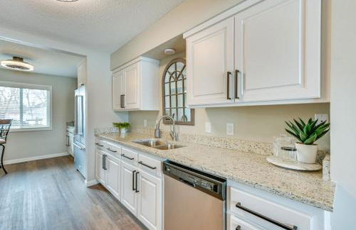 Riverfront Champlin Townhome with Deck and Water View! - Foto 12