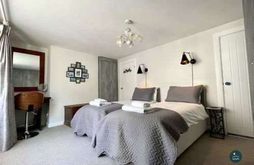 Cobb Cottage - Harbourside permit parking - Photo 10