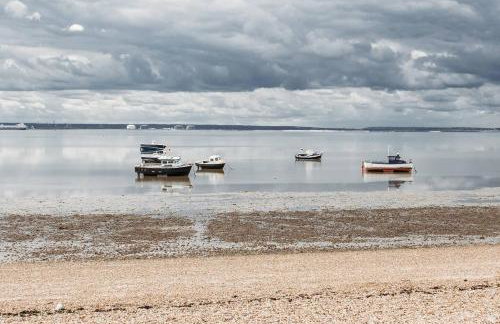 Sunny Beachside Apt with Free Parking - Foto 12