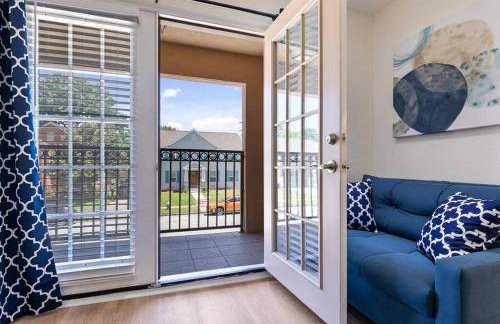 Bring the Crew! 4BR Luxe Pad, Backyard Magic & City at Your Door - Foto 19