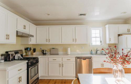 Urban Downtown Stamford Home 45 min to NYC with Garage And Yard - Foto 12