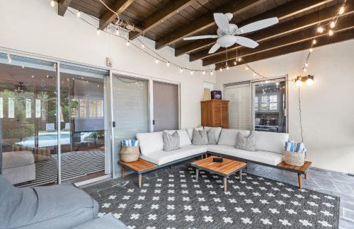 Centrally Located 4BD Oasis with Pool & Movie Patio - Foto 34