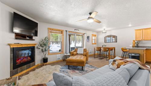 Grandmas Hideaway - walk to downtown, private hot tub, pet friendly with patio - Foto 2