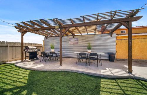 Family Retreat w/ Theater, Pool & Outdoor Dining - Foto 31