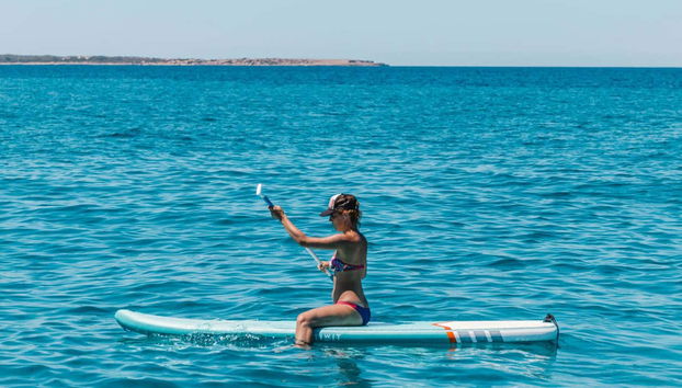 Remando en una tabla de paddle surf
