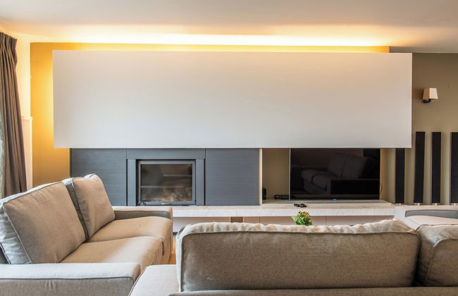 Spacious Seaside Apartment - Photo 8