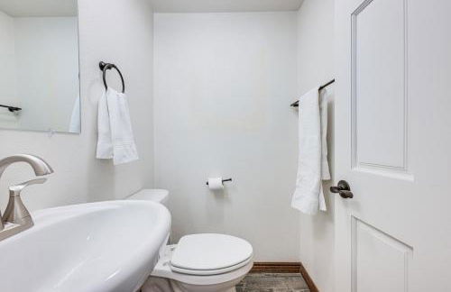 Riverfront Montana Log Cabin with Mountain Views! - Foto 12