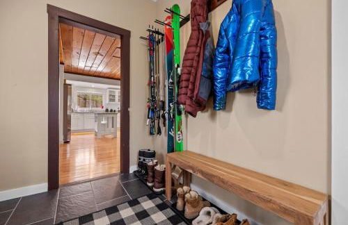 Cozy 3BR Retreat in Downtown Bethlehem - Hot Tub, Trails, Near Ski & Hike - Photo 8