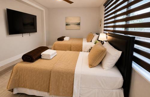 Modern Miami Home l Sleeps 12 l Free Parking - Photo 48