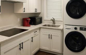 Bright & Stylish Guest Suite with Modern Comforts - Foto 15