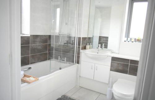 Luxury 2 Bedroom Northampton Townhouse with Balcony - Foto 19
