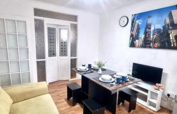 Friendly family apartment comfort sleep 6 close to tube bus airport - Foto 11