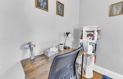 Stylish Retreat by Shaker Square, Fast WiFi, Porch - Foto 15