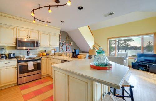 Elk Rapids Condo with Balcony Overlooking Elk Lake! - Foto 11