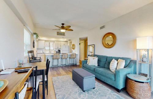 Modern oceanfront condo with outdoor pool, balcony, & washer/dryer - Foto 9