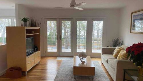 Renovated and Spacious Summer Home with Water View - Foto 2