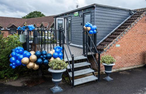 UPSIDE DOWN HOUSE - Sleeps up to 6 Guests - Great for Family and Friends Gatherings,Corporate events ,Near Sherwood Forest at Fairview Farm in Nottingham set in 88 acres - Foto 25