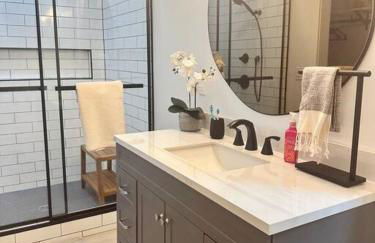 Luxe Modern Lakefront Oasis - Hot Tub, Sunset Views, Pet & Family Friendly! Close to UMF! - Foto 36