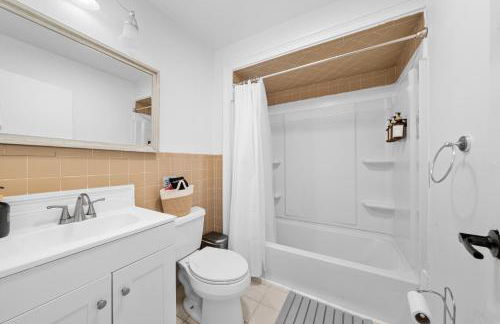 Quiet Retreat 10 Min to NYC Train & free Parking - Foto 16