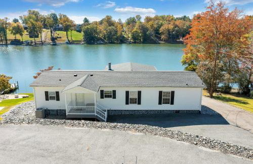 Family Lake Retreat w/ Screened Deck! - Foto 33