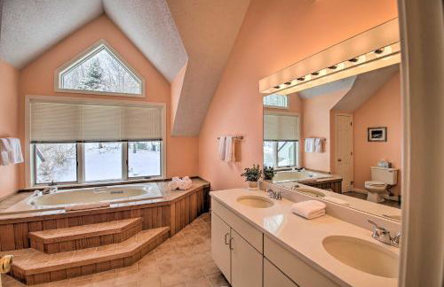 Spacious Ski-inandOut Black Mountain Home with Deck! - Foto 17