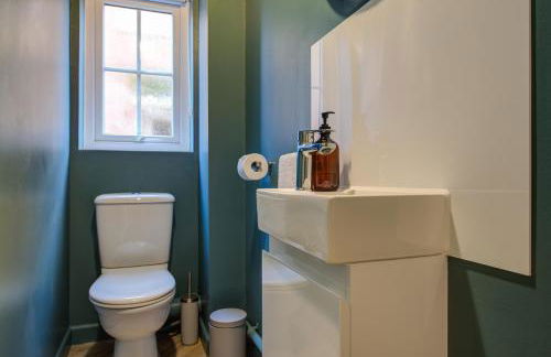 Central 3-Bedroom House Sleeps 5 with Parking - Foto 19