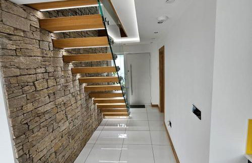 Modern Large 4-Bed Property sleeps 10 in Abergele - Photo 10