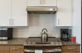 Trendy 3BR City Apt Pool and Ping Pong Fun - Foto 25