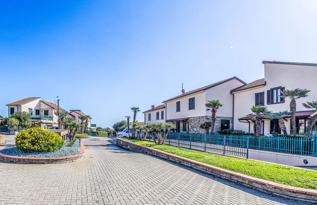 3 bedroom Apartment in Cipressa with swimming pool and garden - Photo 45