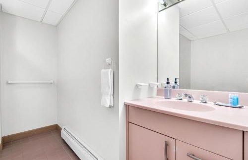 Maine Pondfront Home Sleeps 22 - Pool & Hot Tub - Photo 61