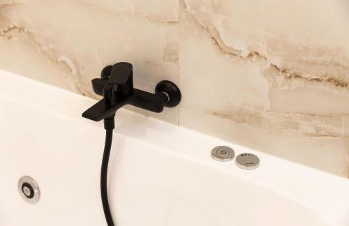 Almond Jacuzzi Suites - Private Jacuzzi - Self Check-In - Free & Easy Street Parking - Foto 17