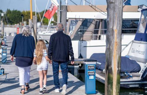 2BR Heated Yacht, Lymington Centre, Beautiful View - Photo 27