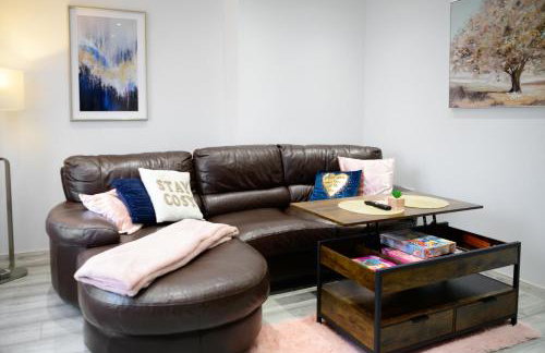 Located in the peaceful NG8 Wollaton , Perfect for Business Trips & Family Holidays or working proffesionals-long term deals, M1 Nearby , Free Parking , Private Garden , 500Mb Wi-Fi , Netflix - Foto 25