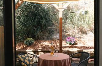 Quiet Creekside Walk to Downtown - Foto 26