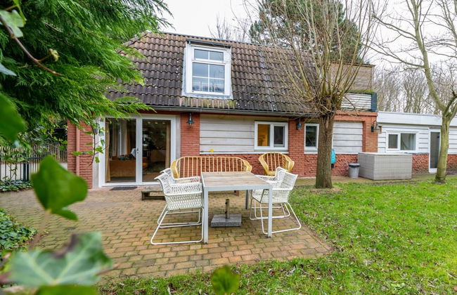 Beautiful Bungalow With Garden - Photo 14