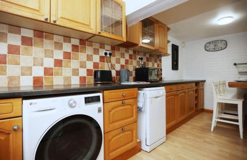 Mount Rd By N And N Stays Contractor Friendly 4 Bed House With Large Driveway, Bath - Photo 32